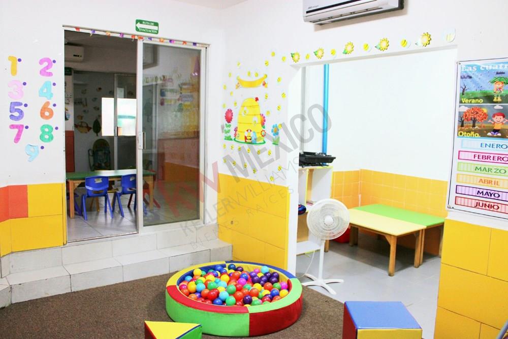 PROPIEDAD PARA GIRO COMERCIAL, EDUCACION U OFICINA EN ZONA CENTRICA DE SANTA CATARINA.