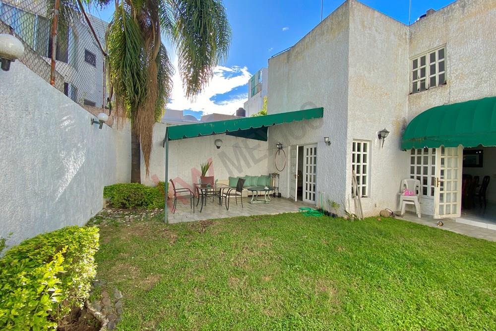 Venta de Casa en Av. Guadalupe Zona altamente comercial con Jardín Amplio