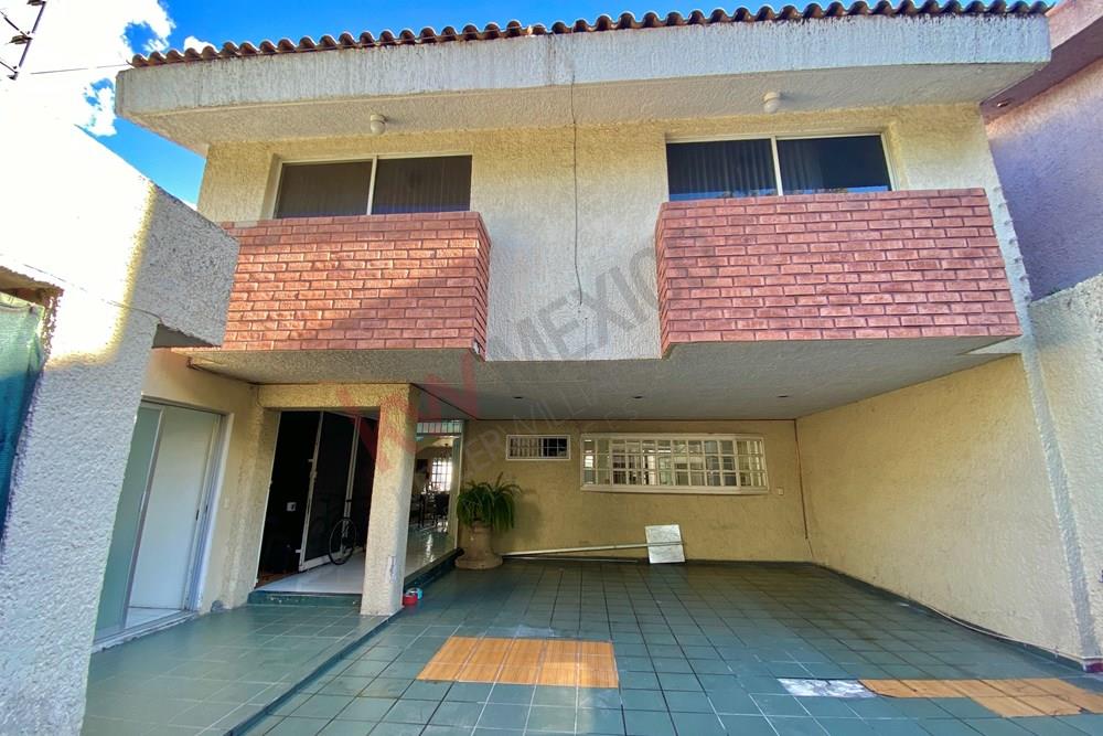 Venta de Casa en Av. Guadalupe Zona altamente comercial con Jardín Amplio