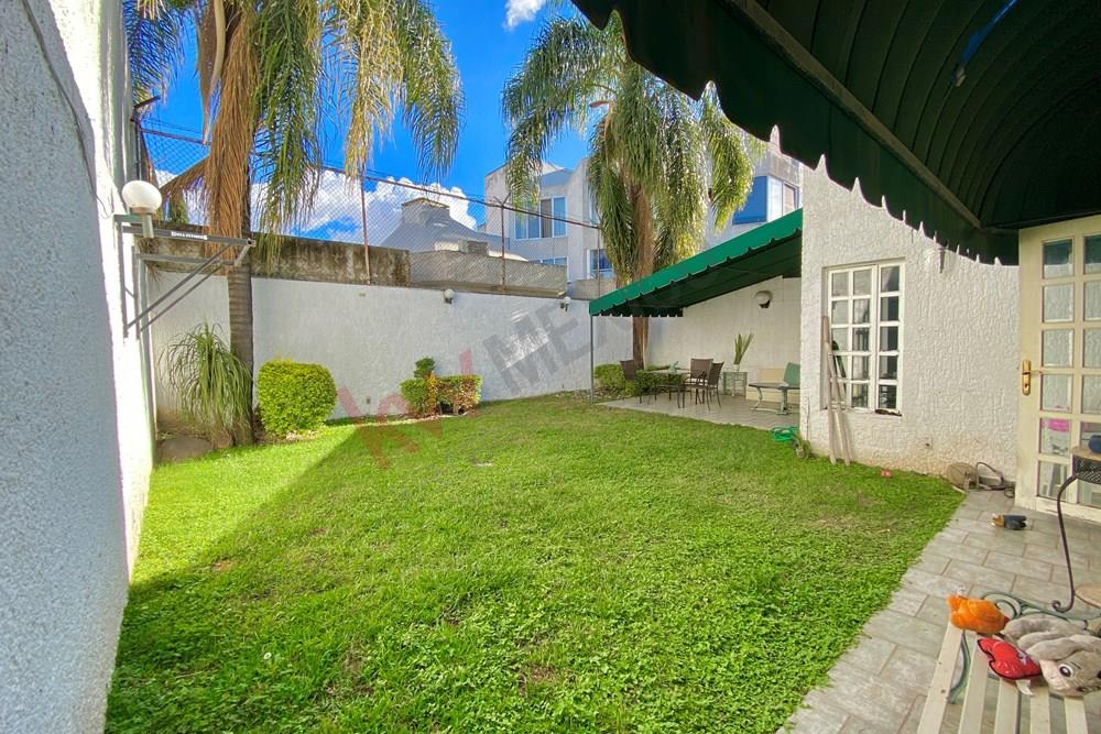 Venta de Casa en Av. Guadalupe Zona altamente comercial con Jardín Amplio