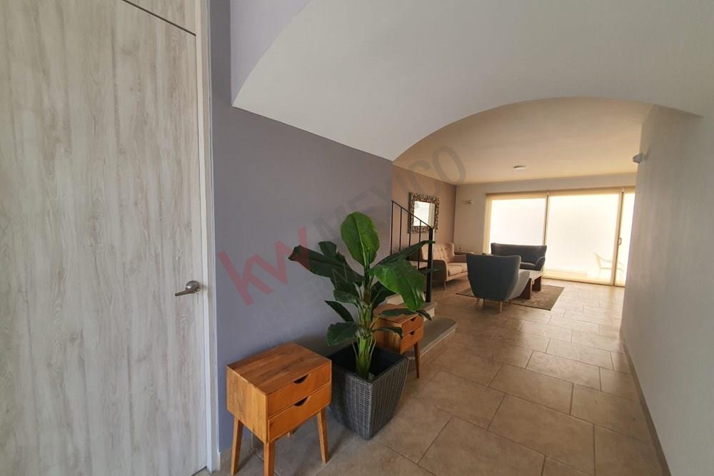 CASA EN RENTA AMUEBLADA JURIQUILLA TORRE DE PIEDRA 3 habitaciones
