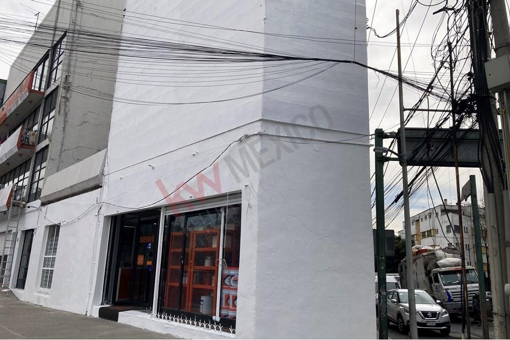 Se renta Local Comercial ubicado en esquina