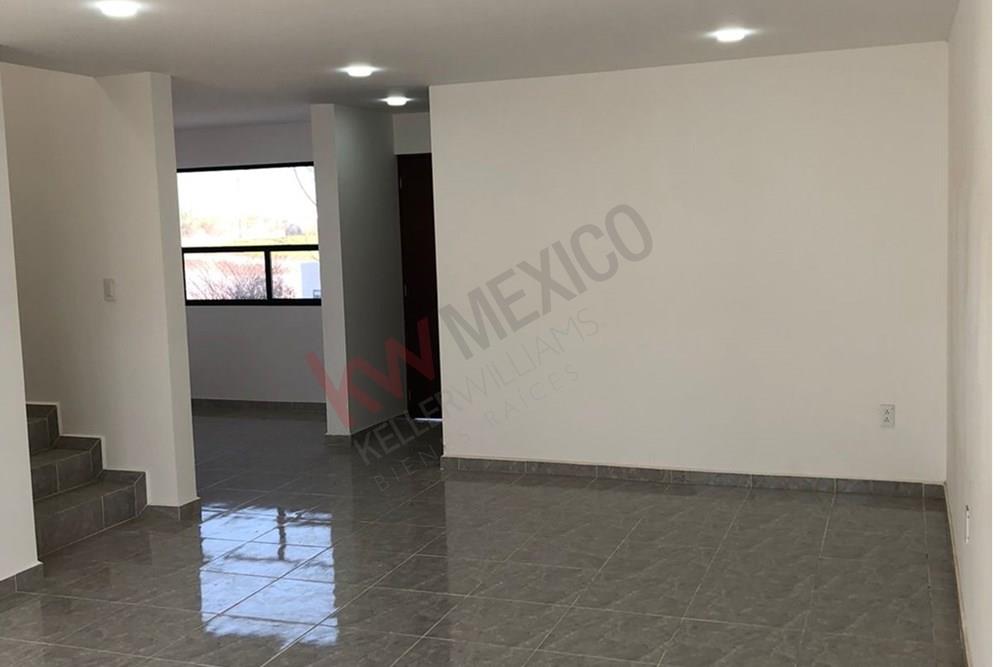 CASA EN VENTA EN CD. MADERAS MONTAÑA, 3 RECAMARAS, ESTUPENDA VISTA, CRUZAS LA CALLE PARA LLEGAR A LA CASA CLUB. CERCA DE UPQ