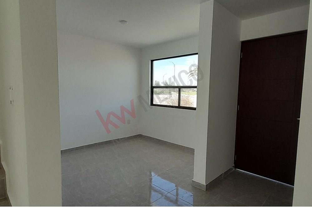 CASA EN VENTA EN CD. MADERAS MONTAÑA, 3 RECAMARAS, ESTUPENDA VISTA, CRUZAS LA CALLE PARA LLEGAR A LA CASA CLUB. CERCA DE UPQ