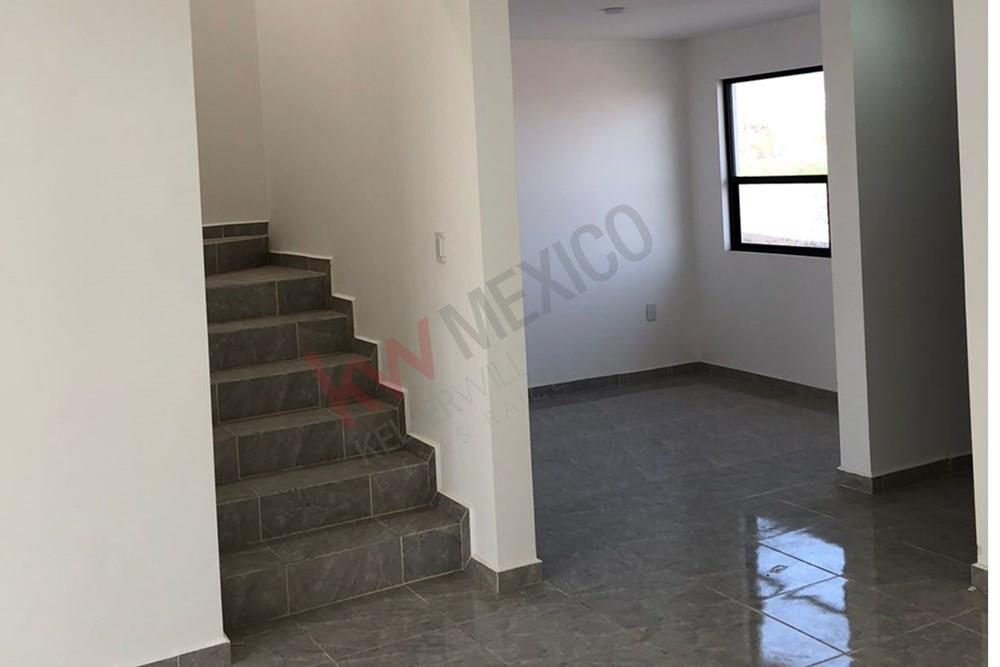 CASA EN VENTA EN CD. MADERAS MONTAÑA, 3 RECAMARAS, ESTUPENDA VISTA, CRUZAS LA CALLE PARA LLEGAR A LA CASA CLUB. CERCA DE UPQ