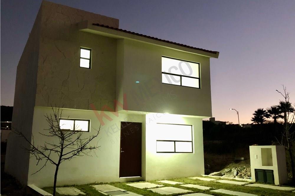 CASA EN VENTA EN CD. MADERAS MONTAÑA, 3 RECAMARAS, ESTUPENDA VISTA, CRUZAS LA CALLE PARA LLEGAR A LA CASA CLUB. CERCA DE UPQ