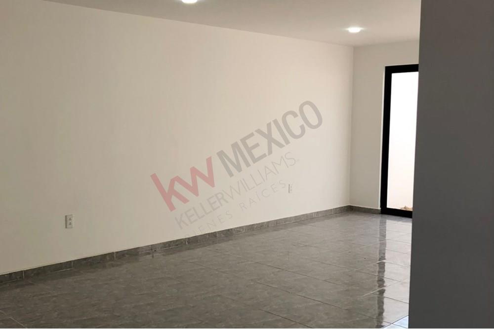 CASA EN VENTA EN CD. MADERAS MONTAÑA, 3 RECAMARAS, ESTUPENDA VISTA, CRUZAS LA CALLE PARA LLEGAR A LA CASA CLUB. CERCA DE UPQ