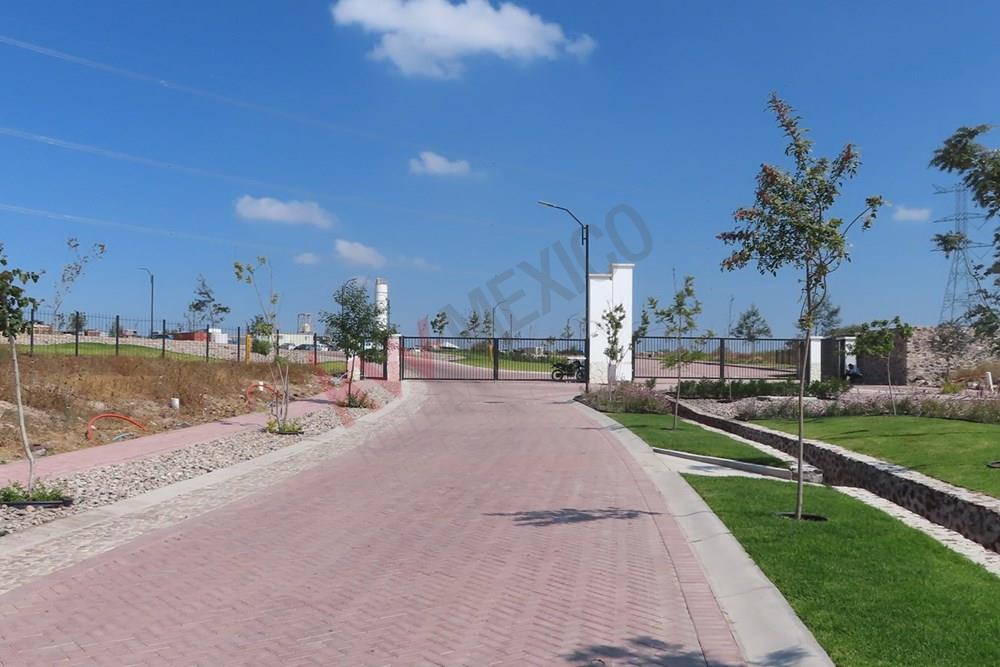 VENTA TERRENO CON UBICACIÓN PRIVILEGIADA CD. MADERAS CORREGIDORA COND. CONÍFERAS