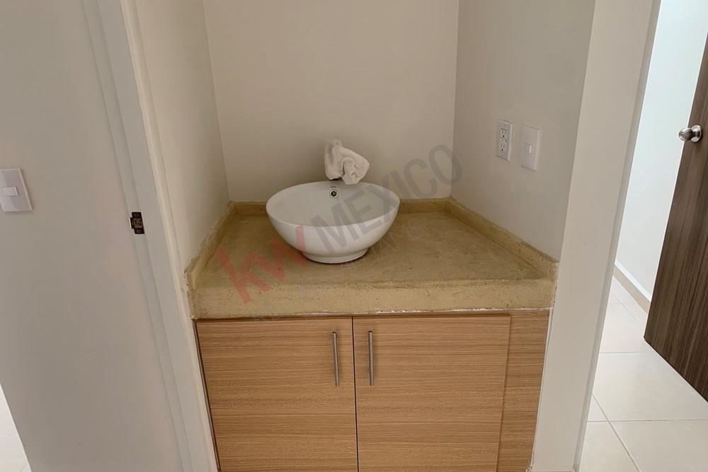 Casa una planta, 2 recamaras, acogedora, cómoda distribución, cocina equipada, a 7 min del Fray junipero, 12 min de plaza boulevares,