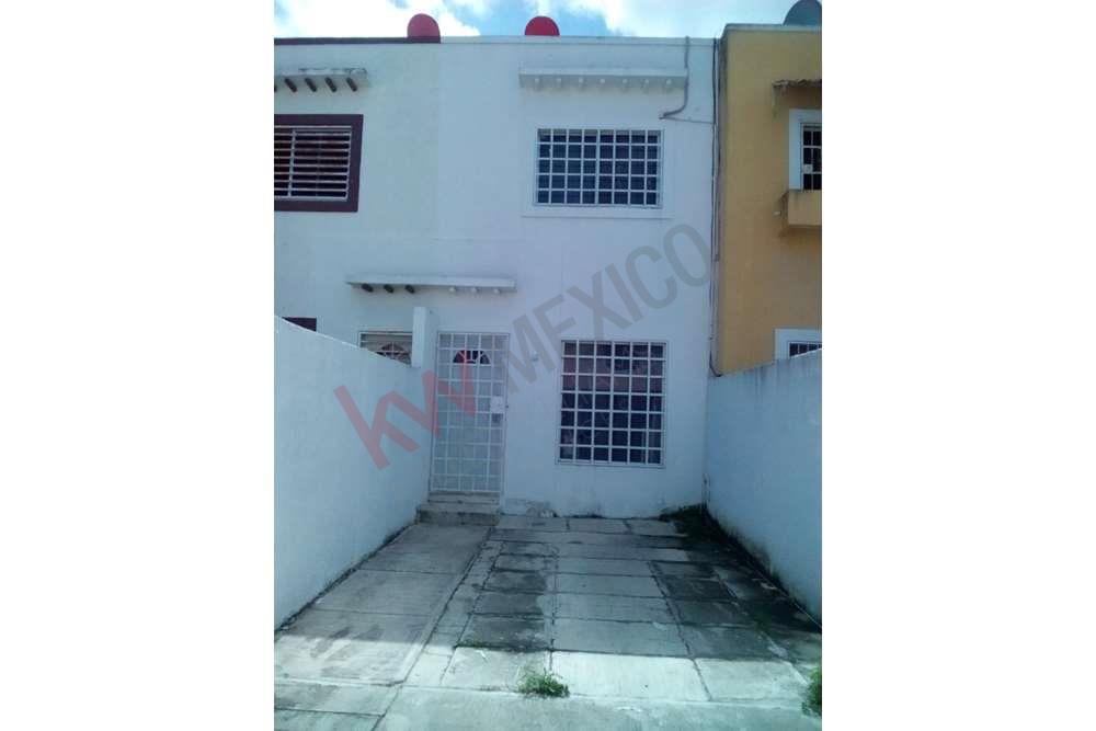 Casa en venta residencial Alejandría Cancún, 2 pisos, 2 recámaras, cercana a Isla Blanca