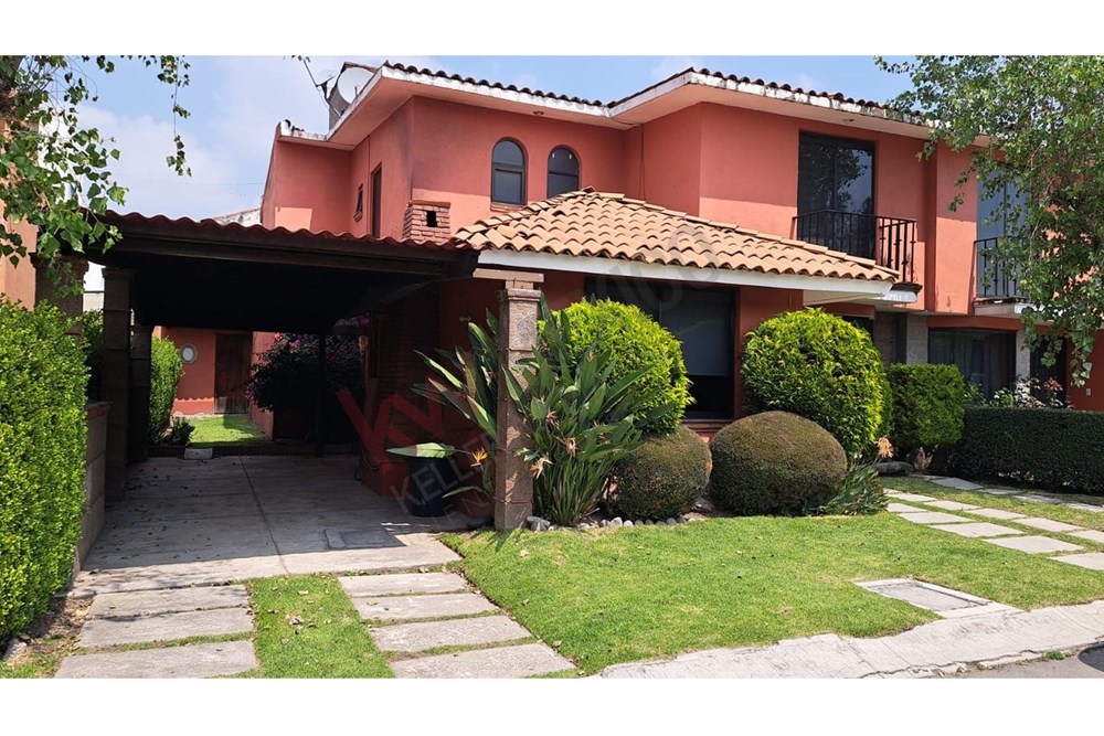 Se renta casa en Condominio Puerta de Hierro Metepec, Edo Méx.
