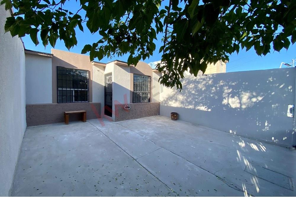 CASA EN RENTA DE UN PISO