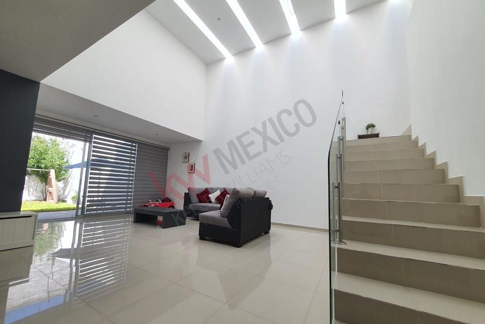 CASA EN VENTA REAL DE JURIQUILLA QUERETARO CALLE ABIERTA