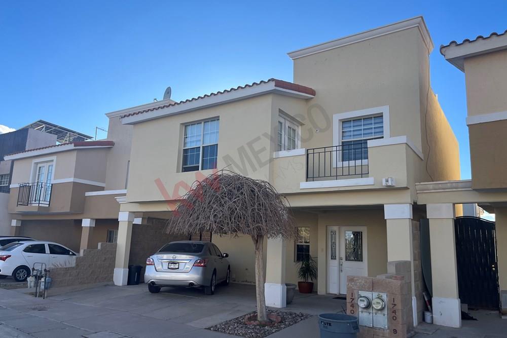 HERMOSA CASA EN RENTA COMPLETAMENTE AMUEBLADA Y EQUIPADA UBICADA EN FRACCIONAMIENTO PRIVADO MUY TRANQUILO!!  FRACCIONAMIENTO CALZADA DEL SOL (ZONA CAMPOS ELISEOS).