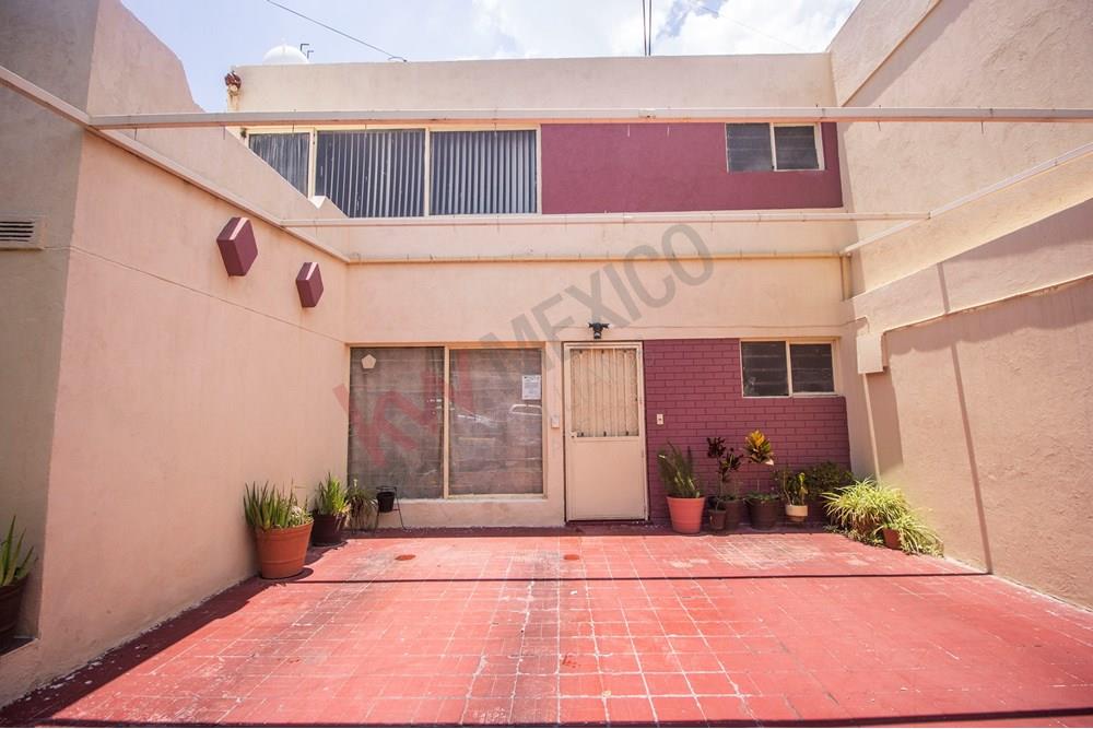 CASA EN VENTA CON USO DE SUELO MIXTO EN JARDINES ALCALDE