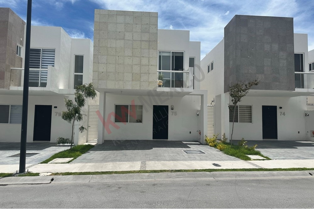 Venta de Casa en Paseo San Junípero, Querétaro a 2 minutos de El Refugio.