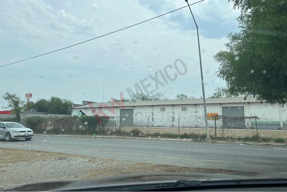 Bodega Comercial en Ubicación Estratégica con Amplio Estacionamiento