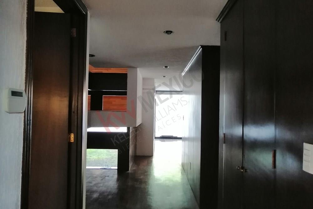 Amplia casa en venta, con alberca propia en uno de los mejores fraccionamientos de la ciudad, por su privilegiada ubicación.