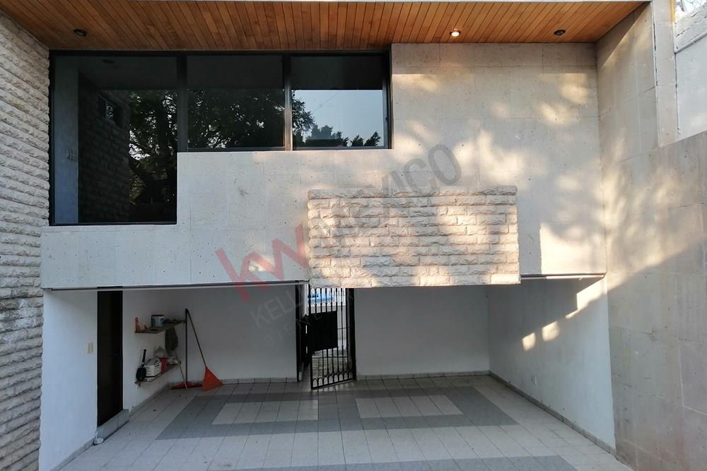 Amplia casa en venta, con alberca propia en uno de los mejores fraccionamientos de la ciudad, por su privilegiada ubicación.