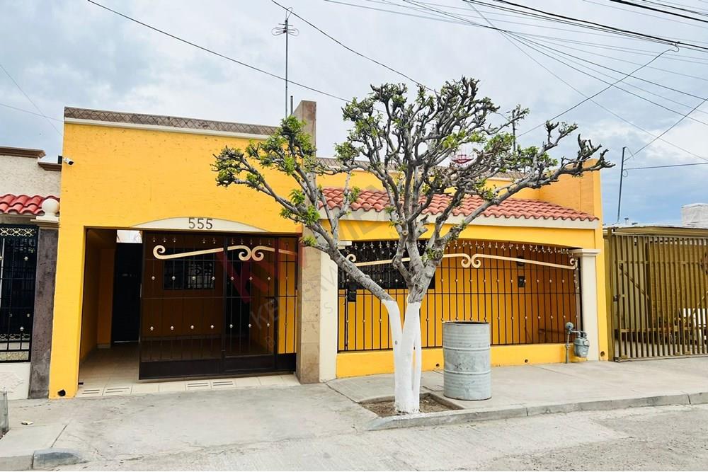 SEMI-AMUEBLADA CASA EN VENTA DE UN PISO, A UNA CUADRA DE AV. TECNOLÓGICO