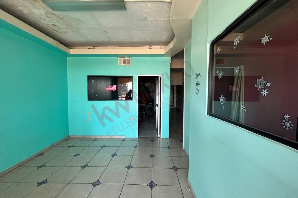 Local comercial en plaza cerca de Río Grande Mall