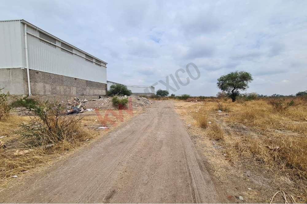 EXCELENTE TERRENO COMERCIAL EN VENTA DEL LADO DE LA NUEVA SECCION DEL  AEROPUERTO!!