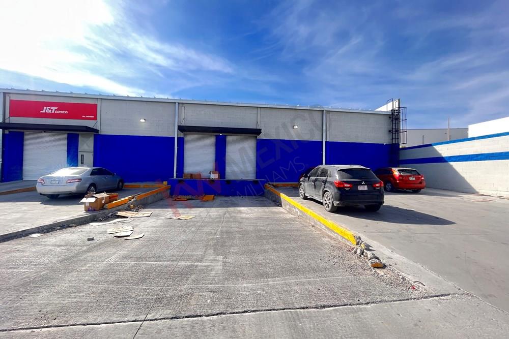 Bodega de 496 Metros con oficinas y anden a nivel piso