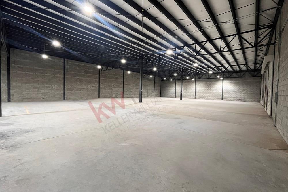 Bodega de 496 Metros con oficinas y anden a nivel piso