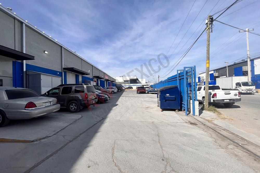 Bodega de 496 Metros con oficinas y anden a nivel piso