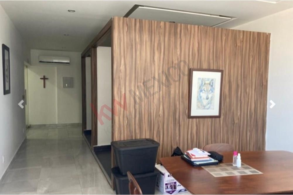 Se renta oficina equipada en piso 9, ubicada en Plaza Q7001