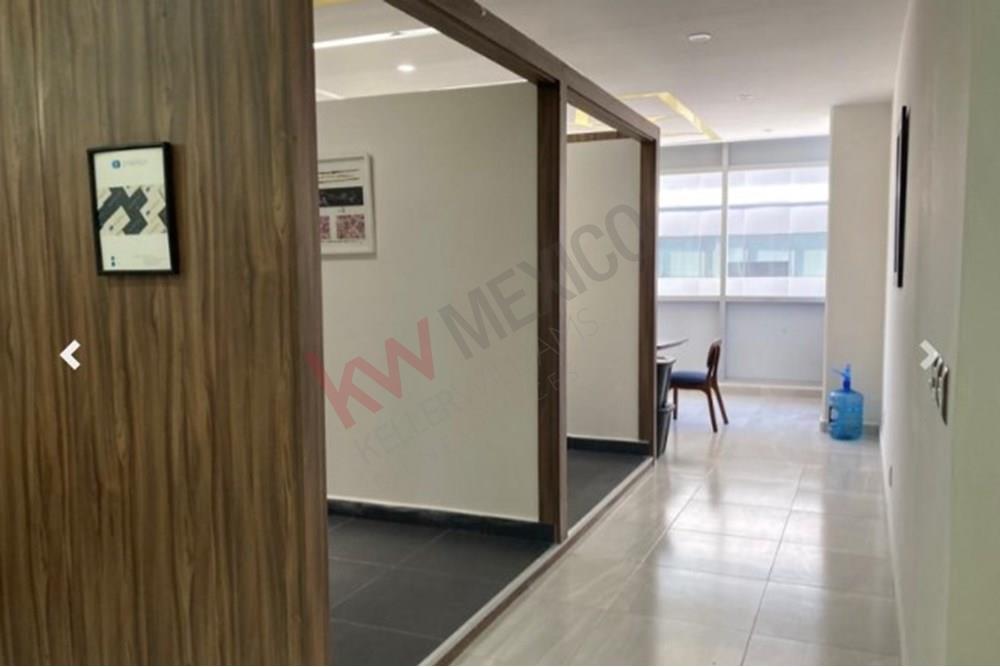 Se renta oficina equipada en piso 9, ubicada en Plaza Q7001