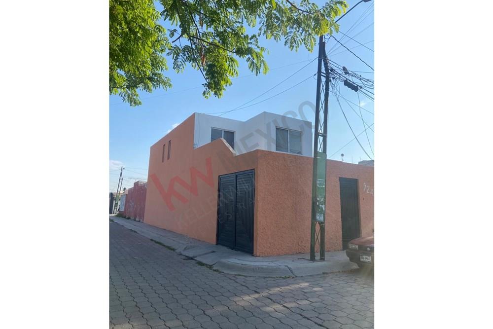 Casa en RENTA Santa Monica 2da seccion en esquina  amplios espacios.