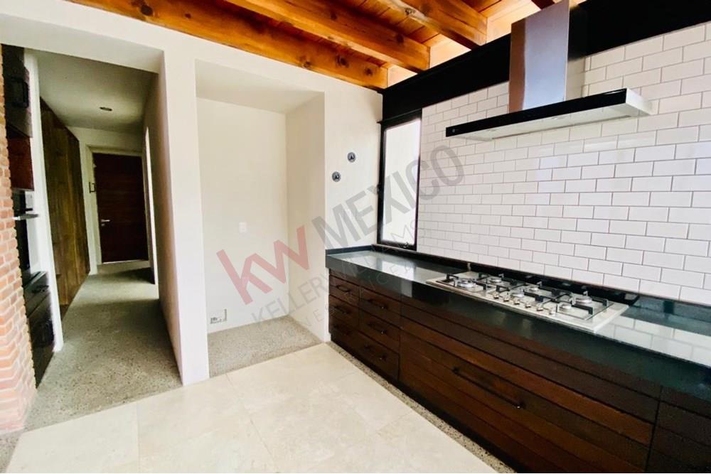 CASA DE AUTOR EN RENTA EN CAÑADAS DEL LAGO, CORREGIDORA CON RECAMARA EN PLANTA BAJA Y DEPACHO INDEPENDIENTE