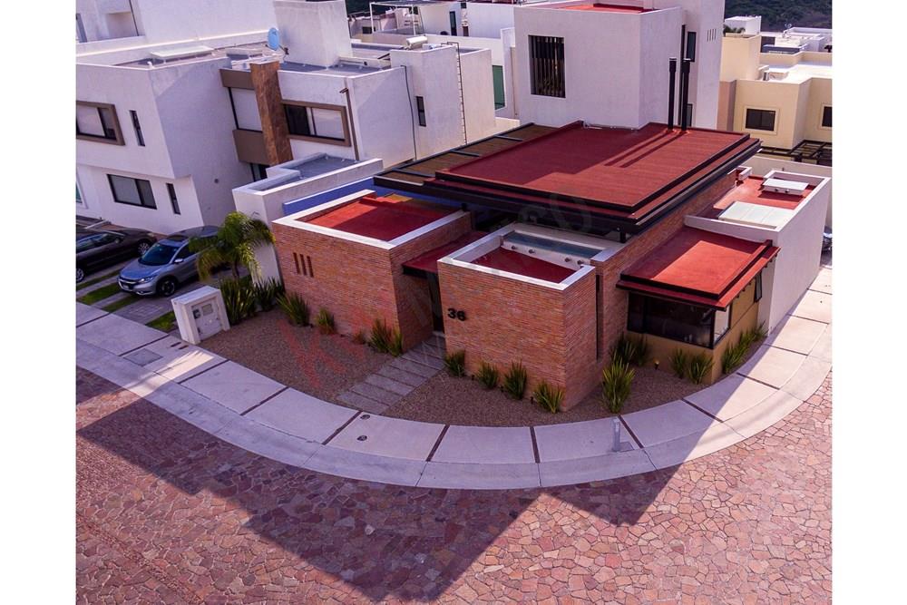 CASA DE AUTOR EN RENTA EN CAÑADAS DEL LAGO, CORREGIDORA CON RECAMARA EN PLANTA BAJA Y DEPACHO INDEPENDIENTE