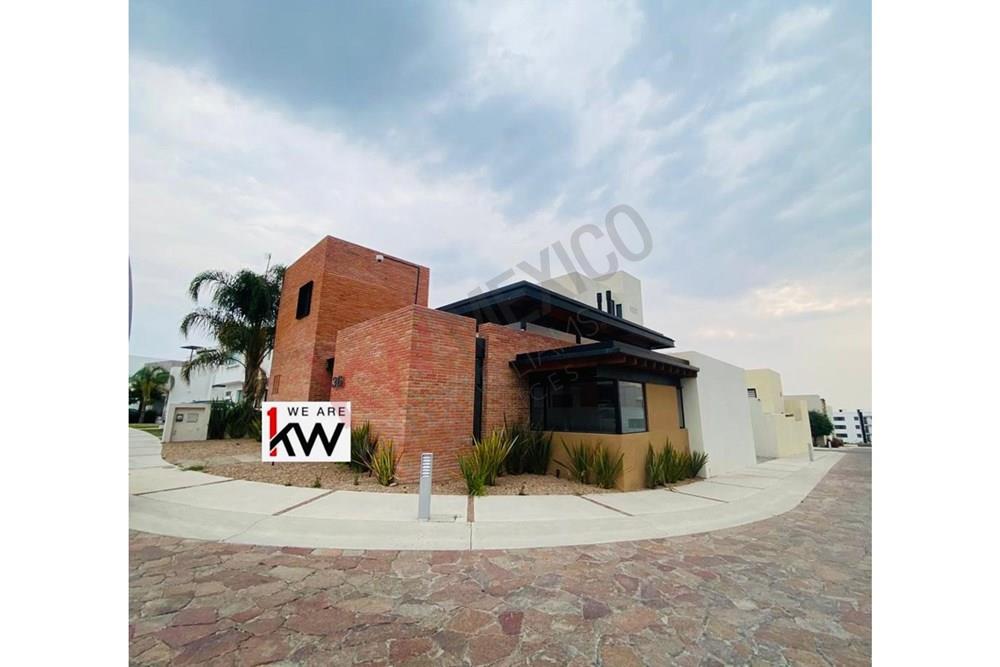 CASA DE AUTOR EN RENTA EN CAÑADAS DEL LAGO, CORREGIDORA CON RECAMARA EN PLANTA BAJA Y DEPACHO INDEPENDIENTE