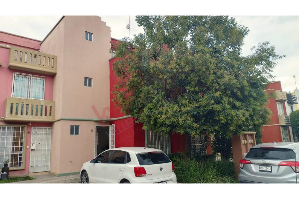 Descubre esta casa de tres niveles, recientemente remodelada, ubicada en el fraccionamiento de El Dorado en Tultepec.