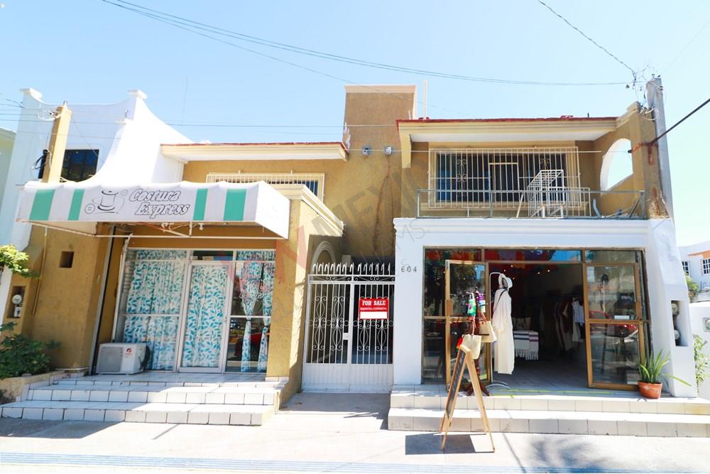 Casa en venta con locales comerciales en calle Carnaval Playa Sur en el