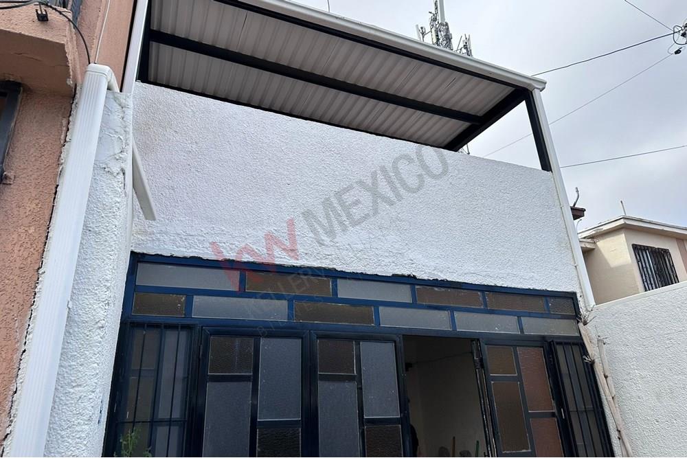 CASA DE 3 RECAMARAS EN RENTA EQUIPADA Y AMUEBLADA, UNA RECAMARA EN PLANTA BAJA POR AV EJERCITO NACIONAL, EN CIUDAD JUAREZ CHIH.