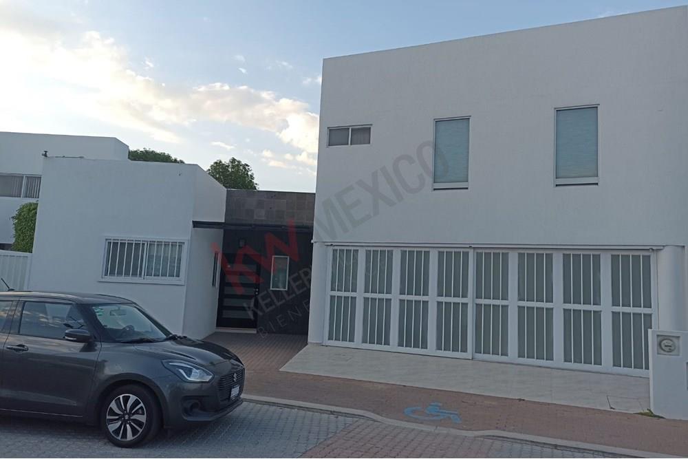 RENTA AMPLIA CASA CON DOBLE TERRENO, BIEN ILUMINADA BONITO JARDIN Y CON UN LOFT