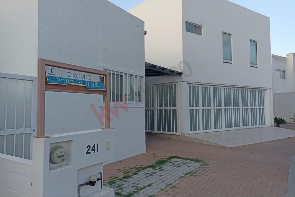 RENTA AMPLIA CASA CON DOBLE TERRENO, BIEN ILUMINADA BONITO JARDIN Y CON UN LOFT