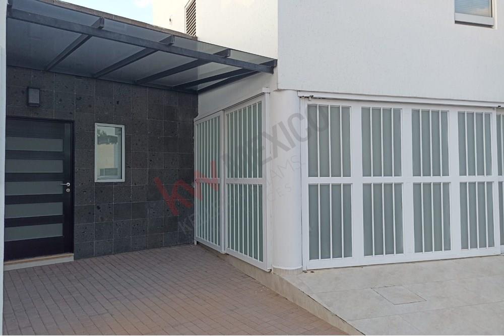 RENTA AMPLIA CASA CON DOBLE TERRENO, BIEN ILUMINADA BONITO JARDIN Y CON UN LOFT