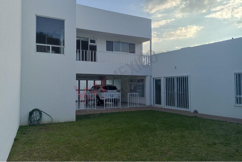 RENTA AMPLIA CASA CON DOBLE TERRENO, BIEN ILUMINADA BONITO JARDIN Y CON UN LOFT