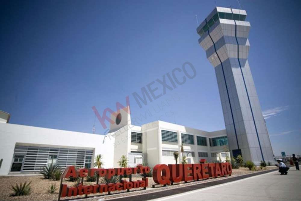 Terreno en venta frente al Aeropuerto Internacional de Querétaro.