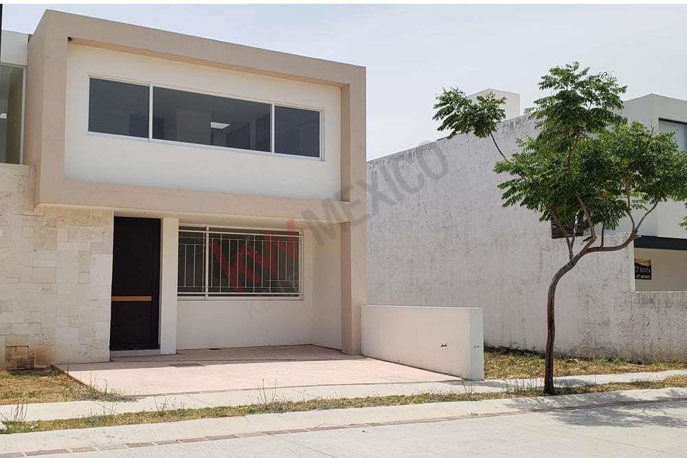 Casa Nueva en Renta Mayorca Residencial, cuenta con doble caseta de seguridad