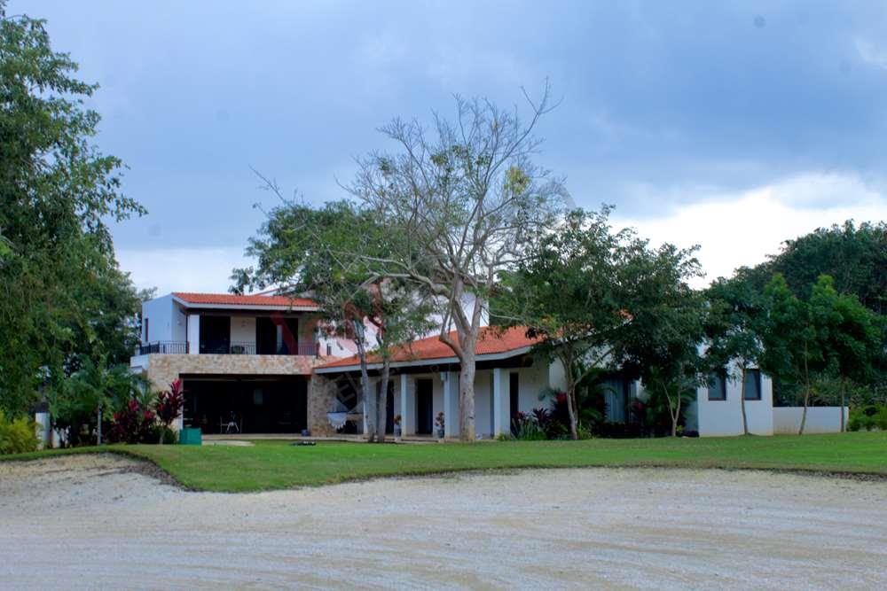 casa en venta  yucatan country club en mérida yucatán, frente al campo de golf,cuenta con alberca.