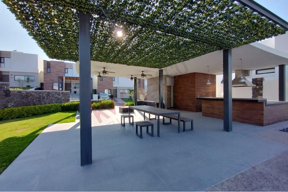 CASA EN VENTA ZIBATA con opción a habitación en planta baja y estacionamiento para cuatro autos