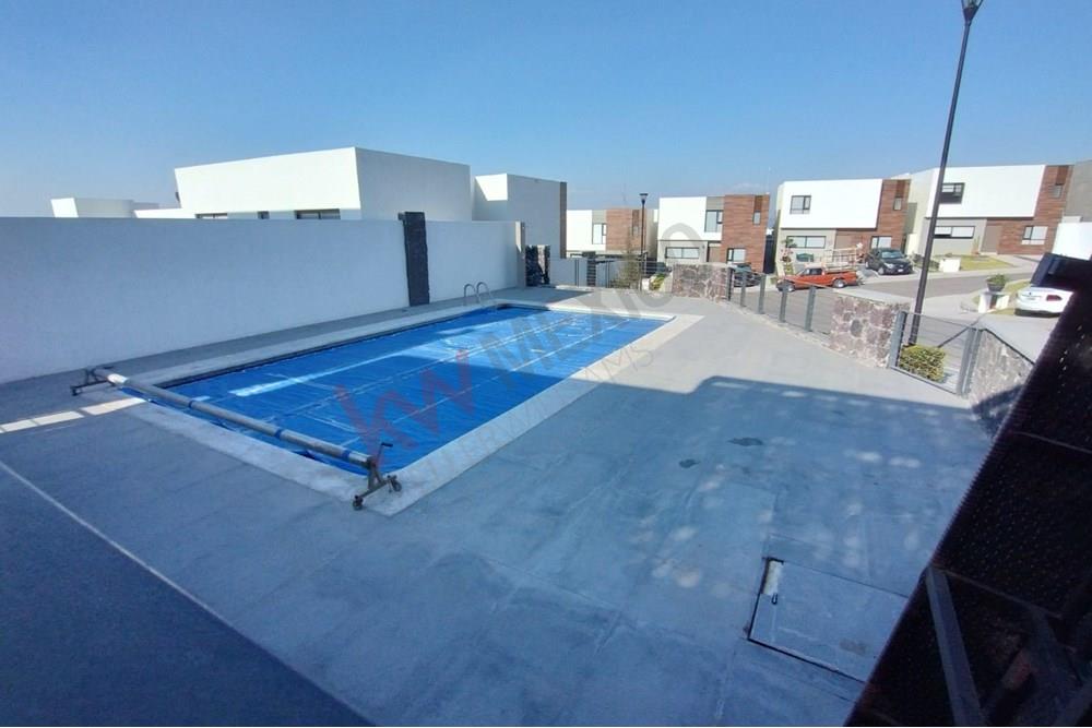 CASA EN VENTA ZIBATA con opción a habitación en planta baja y estacionamiento para cuatro autos