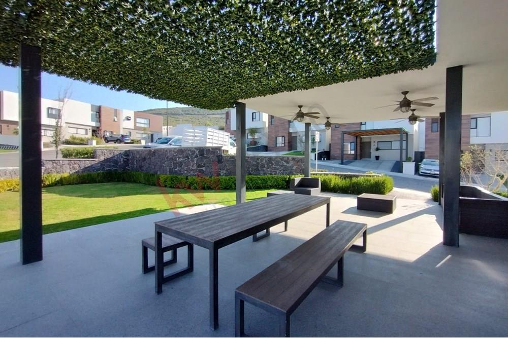 CASA EN VENTA ZIBATA con opción a habitación en planta baja y estacionamiento para cuatro autos