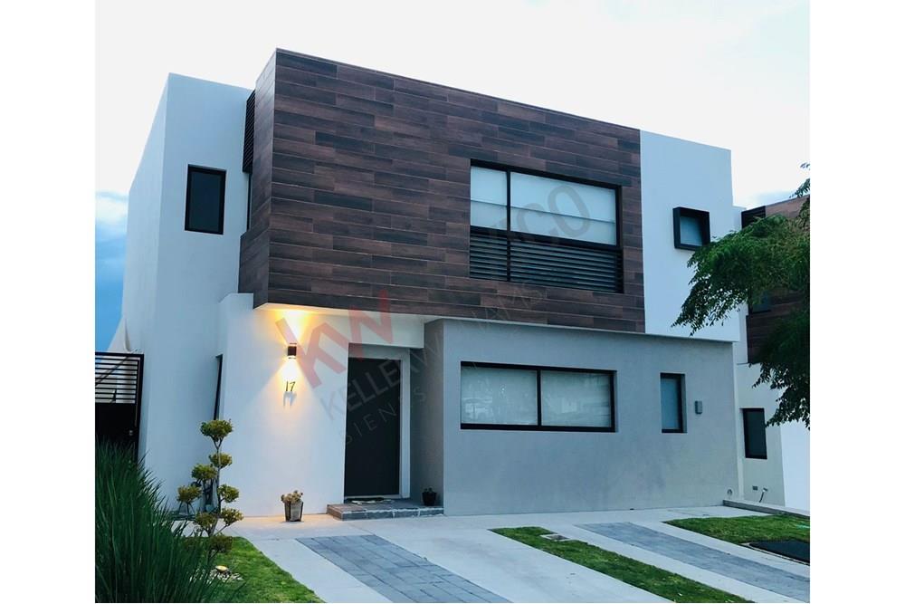 CASA EN VENTA ZIBATA con opción a habitación en planta baja y  estacionamiento para cuatro autos