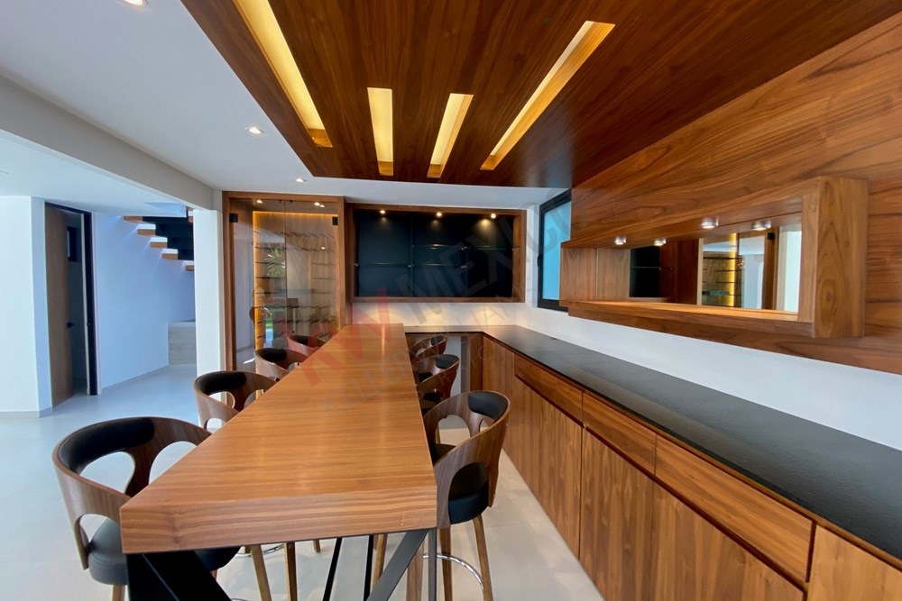 Casa amplia con Jardín. A ESTRENAR. Seguridad y Acabados de lujo.